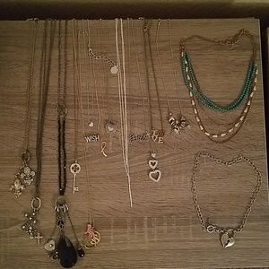 Bundle of random necklaces